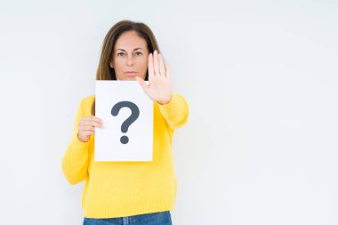 Arka plan açık eliyle dur işareti ile ciddi ve kendine güvenen ifade, savunma jest yapıyor düşünme ve soru işareti simgesi ile kağıt tutan orta yaş kadın izole