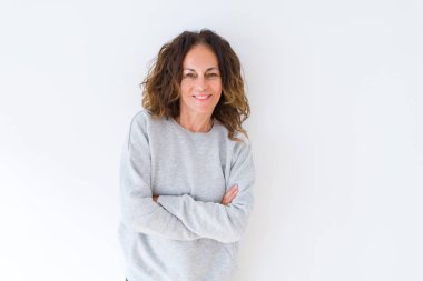 Kıvırcık saçlı güzel orta yaş kadın neşeli ve gülümseyen 