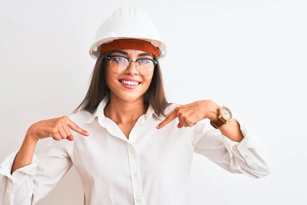 Jonge Mooie Architect Vrouw Dragen Helm Bril Geïsoleerde Witte Achtergrond — Stockfoto