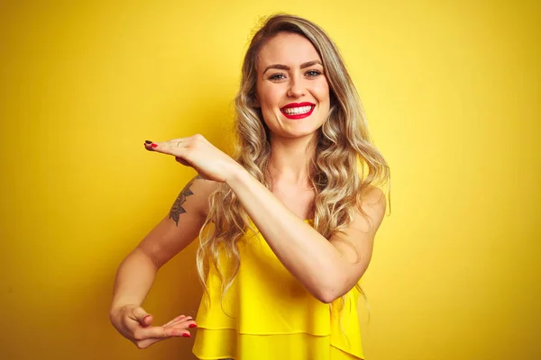 Mulher Attactive Nova Vestindo Shirt Sobre Fundo Isolado Amarelo Gestos — Fotografia de Stock