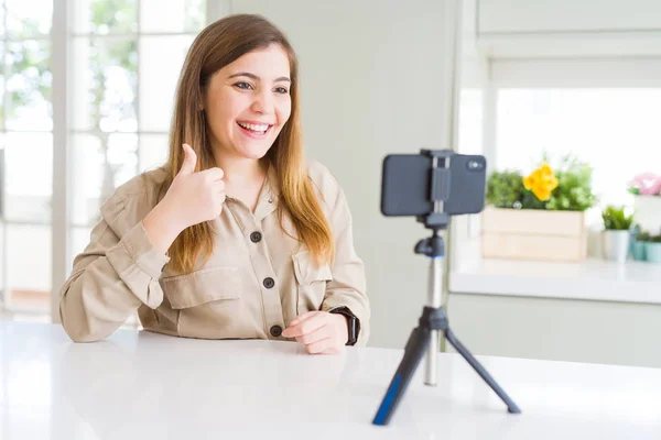 Όμορφη Νεαρή Γυναίκα Κάνει Online Βιντεοκλήση Χρησιμοποιώντας Κάμερα Smartphone Κάνει — Φωτογραφία Αρχείου