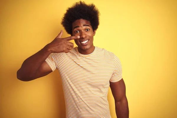 Americký Muž Vlasy Proužkované Košili Stojící Nad Izolovaným Žlutým Pozadím — Stock fotografie