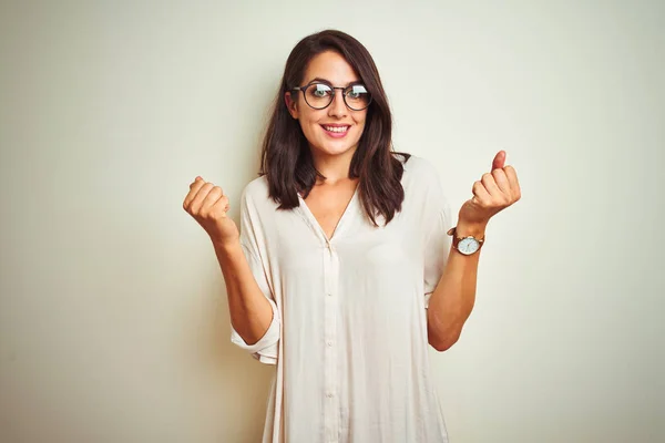 Jonge Mooie Vrouw Draagt Shirt Bril Staan Witte Geïsoleerde Achtergrond — Stockfoto