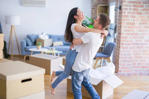 Jovem Lindo Casal Abraçando Nova Casa Torno Caixas Papelão — Fotografia de Stock