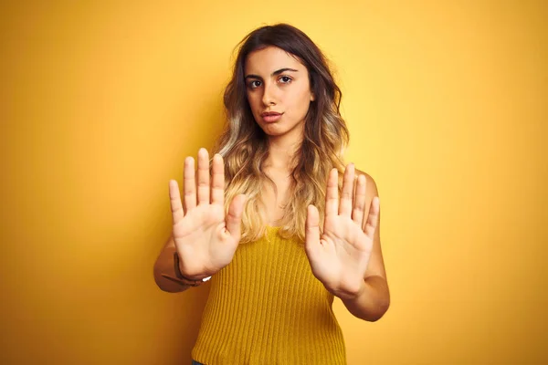 Giovane Bella Donna Che Indossa Shirt Sfondo Giallo Isolato Allontanando — Foto Stock