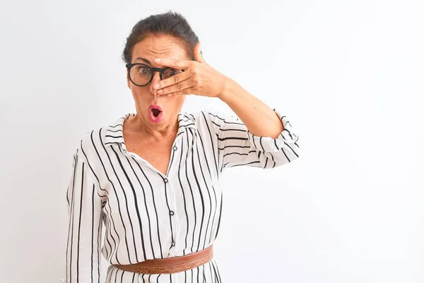 Empresaria Mediana Edad Con Vestido Rayas Gafas Sobre Fondo Blanco — Foto de Stock