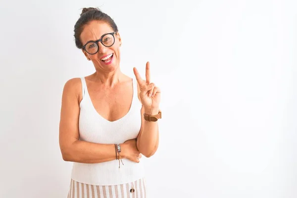 Mujer Mediana Edad Con Camiseta Casual Gafas Pie Sobre Fondo — Foto de Stock