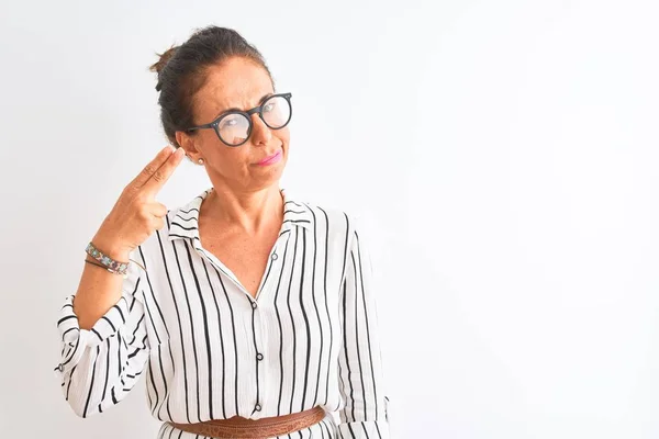 中年女商人穿着条纹连衣裙和眼镜在孤立的白色背景拍摄和杀死自己指着手和手指头像枪 自杀手势 — 图库照片