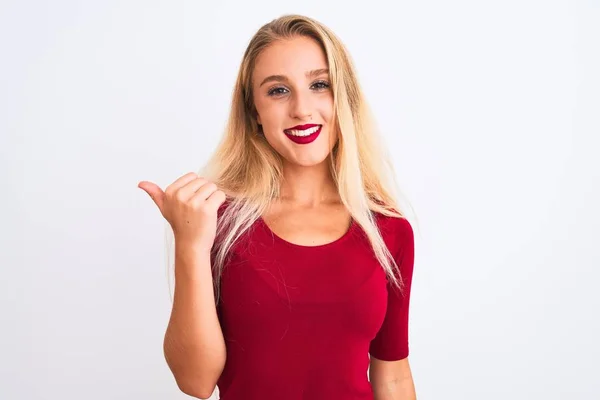 Młoda Piękna Kobieta Ubrana Czerwony Shirt Stojący Nad Białym Tle — Zdjęcie stockowe