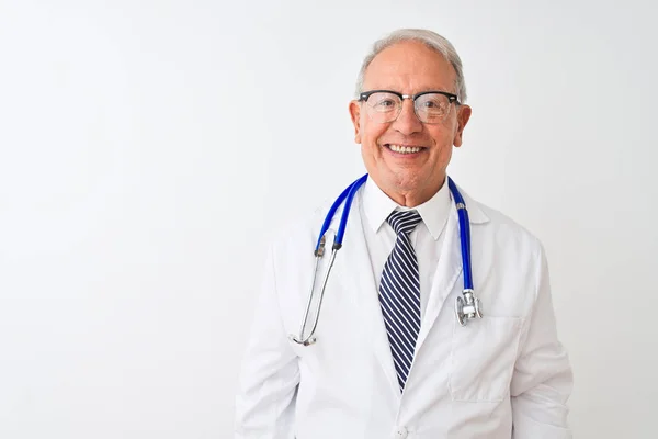 Senior Grey Haired Doctor Man Dragen Stethoscoop Staande Geïsoleerde Witte — Stockfoto