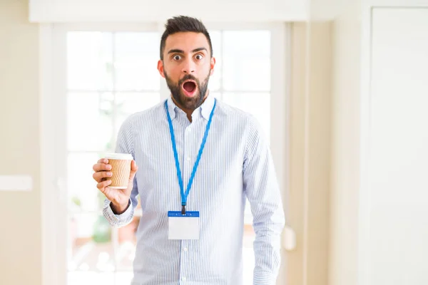 Bello Ispanico Che Indossa Carta Identità Beve Una Tazza Caffè — Foto Stock