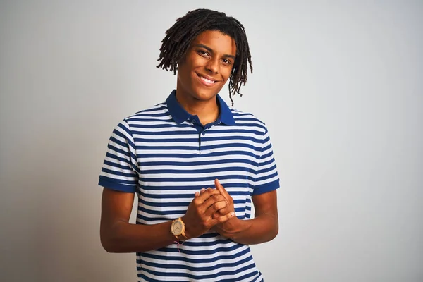 Homem Afro Com Dreadlocks Vestindo Pólo Azul Listrado Sobre Fundo — Fotografia de Stock