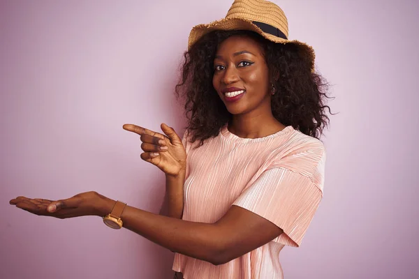 Młoda Afroamerykanka Ubrana Shirt Kapelusz Odizolowanym Różowym Tle Zachwycona Uśmiechnięta — Zdjęcie stockowe