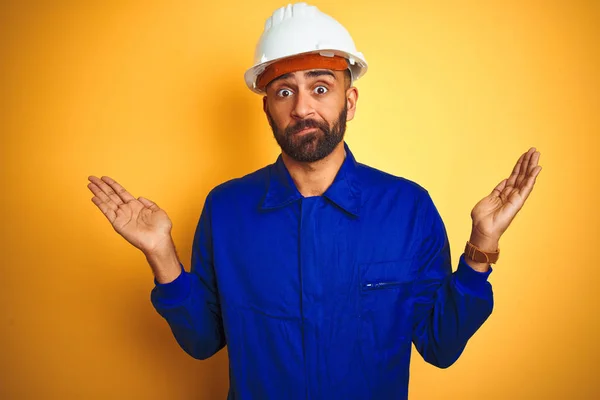 Bonito Trabalhador Indiano Vestindo Uniforme Capacete Sobre Fundo Amarelo Isolado — Fotografia de Stock