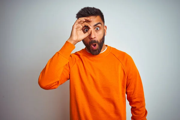 Junger Indischer Mann Orangefarbenem Pullover Über Isoliertem Weißem Hintergrund Macht — Stockfoto