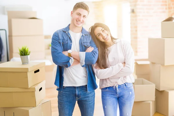 Hermosa Joven Pareja Que Muda Una Nueva Casa Feliz Cara —  Fotos de Stock