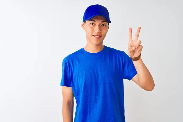 Kínai Deliveryman Viselt Kék Shirt Sapka Állt Elszigetelt Fehér Háttér — Stock Fotó