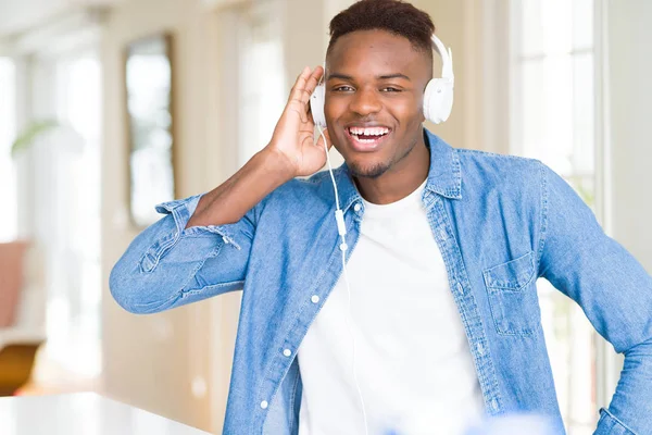 幸せでクールな笑顔で音楽を聴くヘッドフォンを着用したアフリカ系アメリカ人の男性 ラッキーな人 — ストック写真