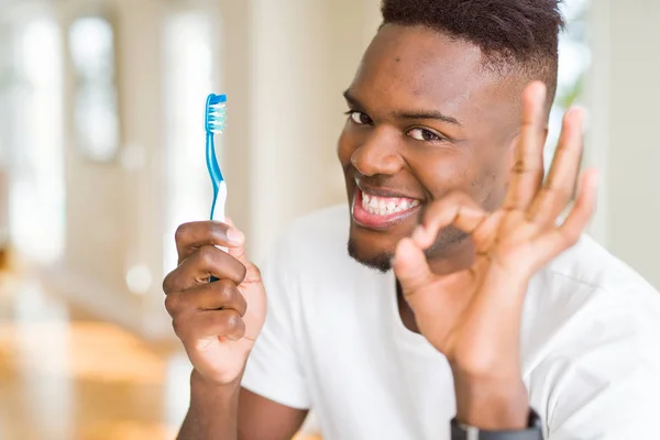 Africano Americano Homem Segurando Escova Dentes Fazendo Sinal Com Dedos — Fotografia de Stock