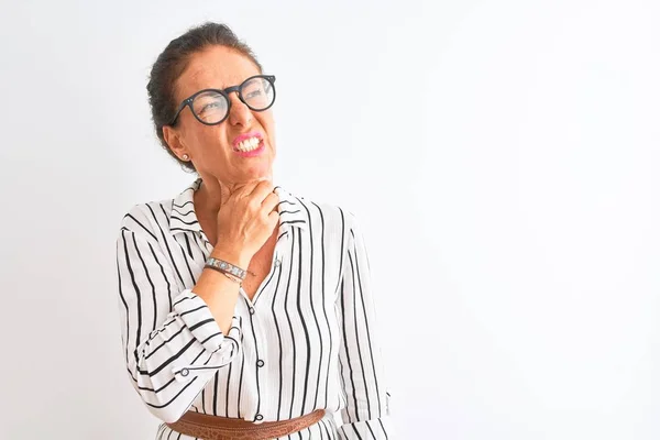 Empresaria Mediana Edad Con Vestido Rayas Gafas Sobre Fondo Blanco — Foto de Stock