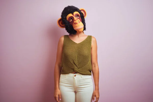 Donna Piedi Indossando Shirt Maschera Scimmia — Foto Stock