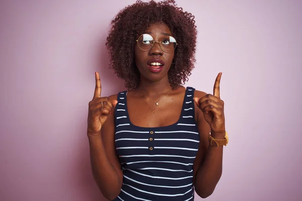 Junge Afrikanische Afro Frau Mit Gestreifter Shirt Brille Vor Isoliertem — Stockfoto