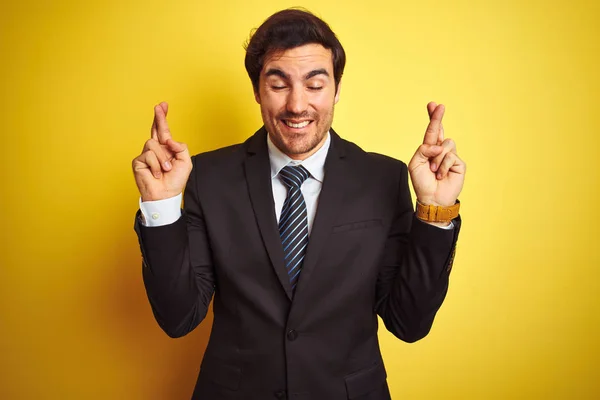 Joven Hombre Negocios Guapo Con Traje Corbata Pie Sobre Fondo — Foto de Stock