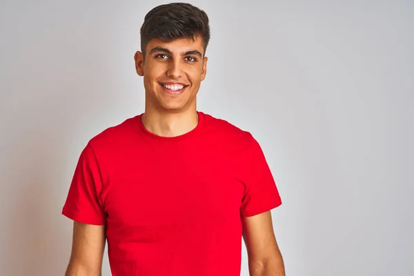 Homem Indiano Jovem Vestindo Camiseta Vermelha Sobre Fundo Branco Isolado — Fotografia de Stock