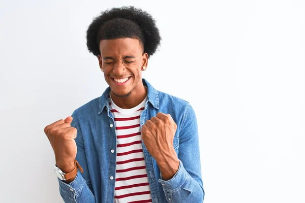 Afroamerikansk Man Klädd Randig Shirt Och Jeansjacka Över Isolerad Vit — Stockfoto