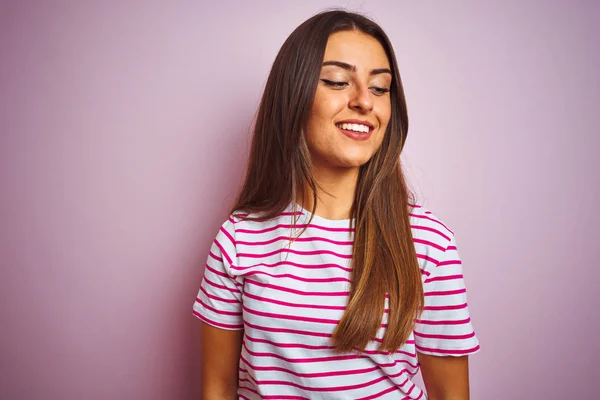 Joven Hermosa Mujer Con Camiseta Rayas Pie Sobre Fondo Rosa — Foto de Stock