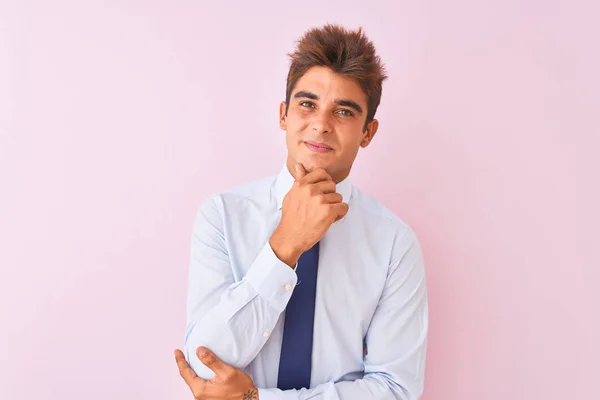 Joven Hombre Negocios Guapo Con Camisa Corbata Pie Sobre Fondo —  Fotos de Stock