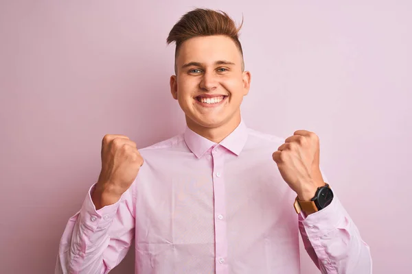 Młody Przystojny Biznesmen Eleganckiej Koszuli Stojący Nad Odizolowanym Różowym Tle — Zdjęcie stockowe