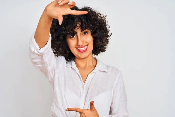 年轻的阿拉伯妇女与卷发穿着休闲衬衫在孤立的白色背景微笑框架与手和手指与快乐的脸 创意与摄影理念 — 图库照片