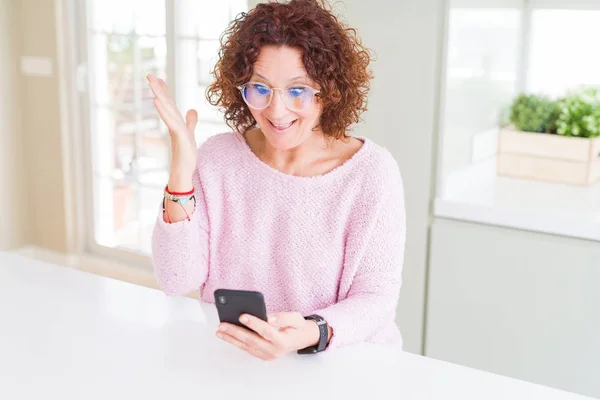 Seniorin Mit Brille Und Smartphone Sehr Glücklich Und Aufgeregt Siegerausdruck — Stockfoto