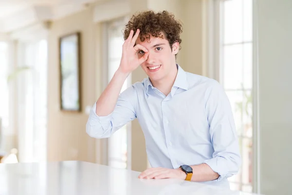 Νεαρός Επιχειρηματίας Σγουρά Διαβάσει Κεφάλι Κάνει Εντάξει Χειρονομία Χέρι Χαμογελώντας — Φωτογραφία Αρχείου