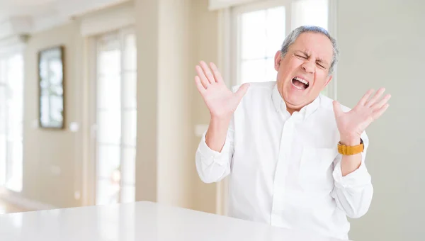 Yakışıklı Yaşlı Adam Evde Deli Deli Bağırarak Agresif Ifade Kollar — Stok fotoğraf