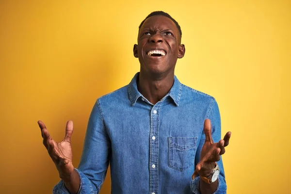 Joven Hombre Afroamericano Vistiendo Camisa Mezclilla Pie Sobre Fondo Amarillo — Foto de Stock