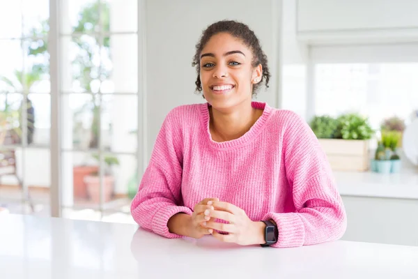 Mulher Americana Africana Bonita Com Cabelo Afro Vestindo Camisola Rosa — Fotografia de Stock