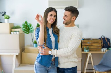 Genç çift, yeni bir eve hareket ediyor, aşkı gösteren anahtarlar 