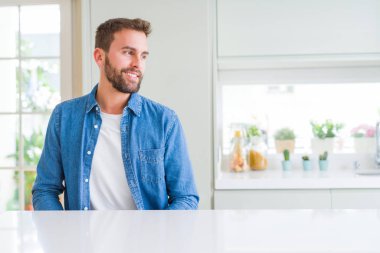 Ev uzak tarafına gülümseme ile yüzünde, doğal ifade arıyorum, yakışıklı bir adam. Kendine güvenen gülüyor.