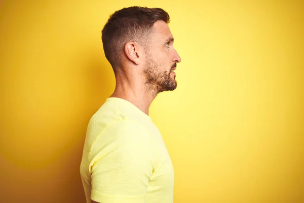Mladý Pohledný Muž Oblečený Neformálním Žlutém Tričku Nad Žlutým Izolovaným — Stock fotografie