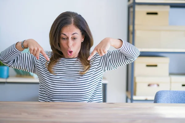 Mujer Mayor Mediana Edad Sentada Mesa Casa Señalando Con Los — Foto de Stock