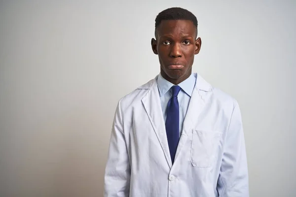 Jovem Médico Afro Americano Vestindo Casaco Sobre Fundo Branco Isolado — Fotografia de Stock