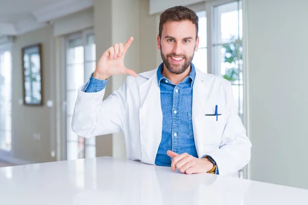 Hombre Guapo Médico Con Abrigo Médico Clínica Sonriente Seguro Gesto —  Fotos de Stock