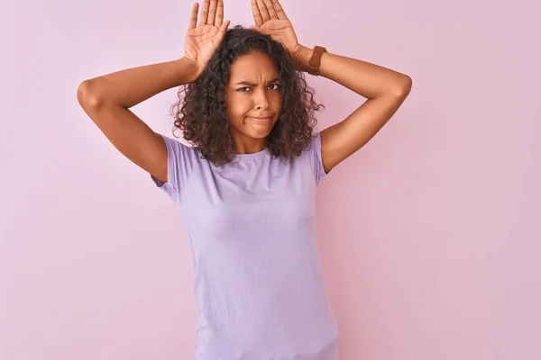 Mujer Brasileña Joven Vistiendo Camiseta Pie Sobre Fondo Rosa Aislado —  Fotos de Stock