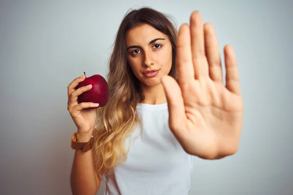 Junge Schöne Frau Die Roten Apfel Über Grauem Isoliertem Hintergrund — Stockfoto