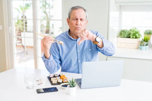 Hombre Mayor Negocios Guapo Comiendo Sushi Entrega Mientras Trabaja Usando —  Fotos de Stock