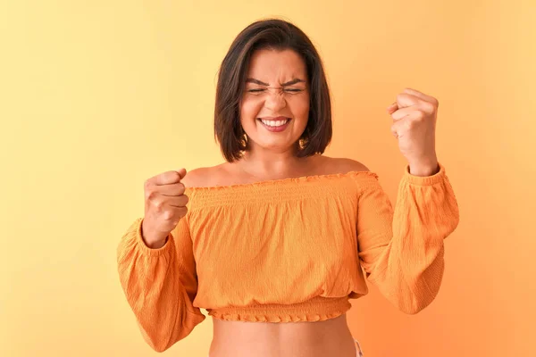 Jovem Mulher Bonita Vestindo Camiseta Casual Sobre Fundo Laranja Isolado — Fotografia de Stock