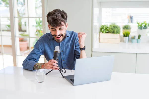 Mladý Muž Který Nahrává Podcasty Pomocí Mikrofonu Laptopu Křičí Oslavuje — Stock fotografie