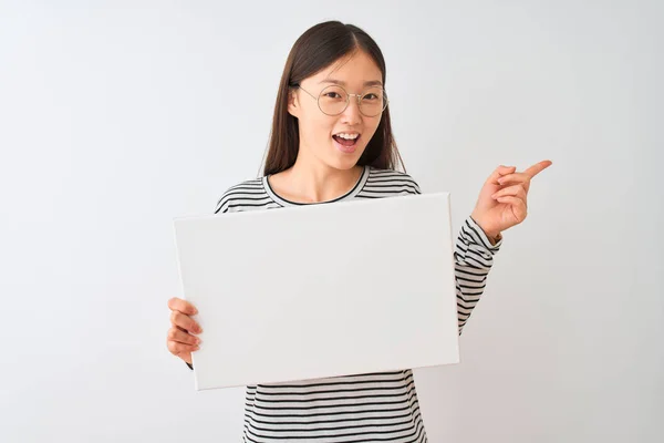 Jonge Chinese Vrouw Dragen Glazen Houden Banner Geïsoleerde Witte Achtergrond — Stockfoto